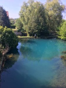 Le bassin bleu turquoise du moulin chambre d'hôtes La Pierre Ecrite